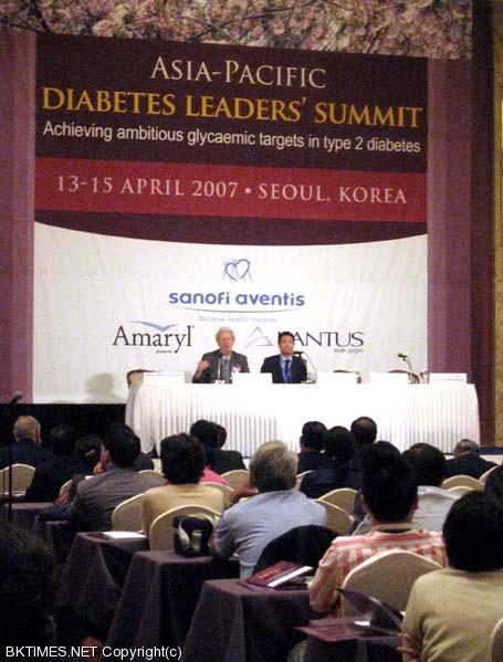 -ƺƼ ڸư  14 Ұ Եȣڿ ‘ 2 索  ǥ  ’(Achieving ambitious glycaemic targets in type 2 diabetes)  ƽþ  索  ǻ簡 300      ߴ.